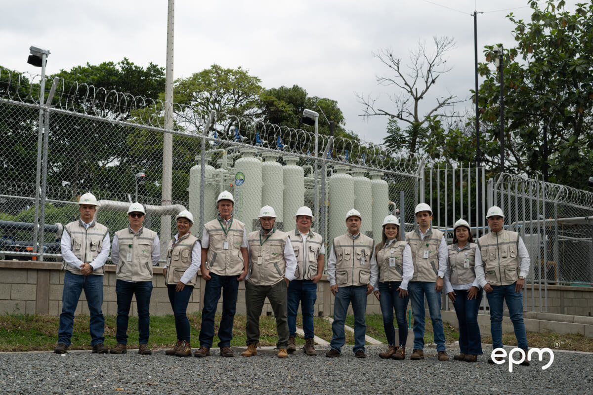 Fotografía de un grupo de trabajadores de EPM en una planta de biometano