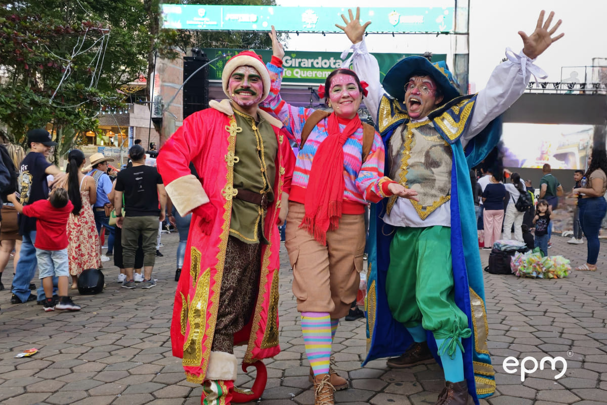 Personas con disfraces navideños posando para una foto