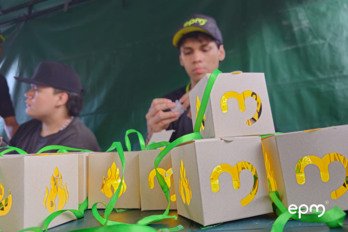 Fotografías de niño destapando regalos con el logo de EPM