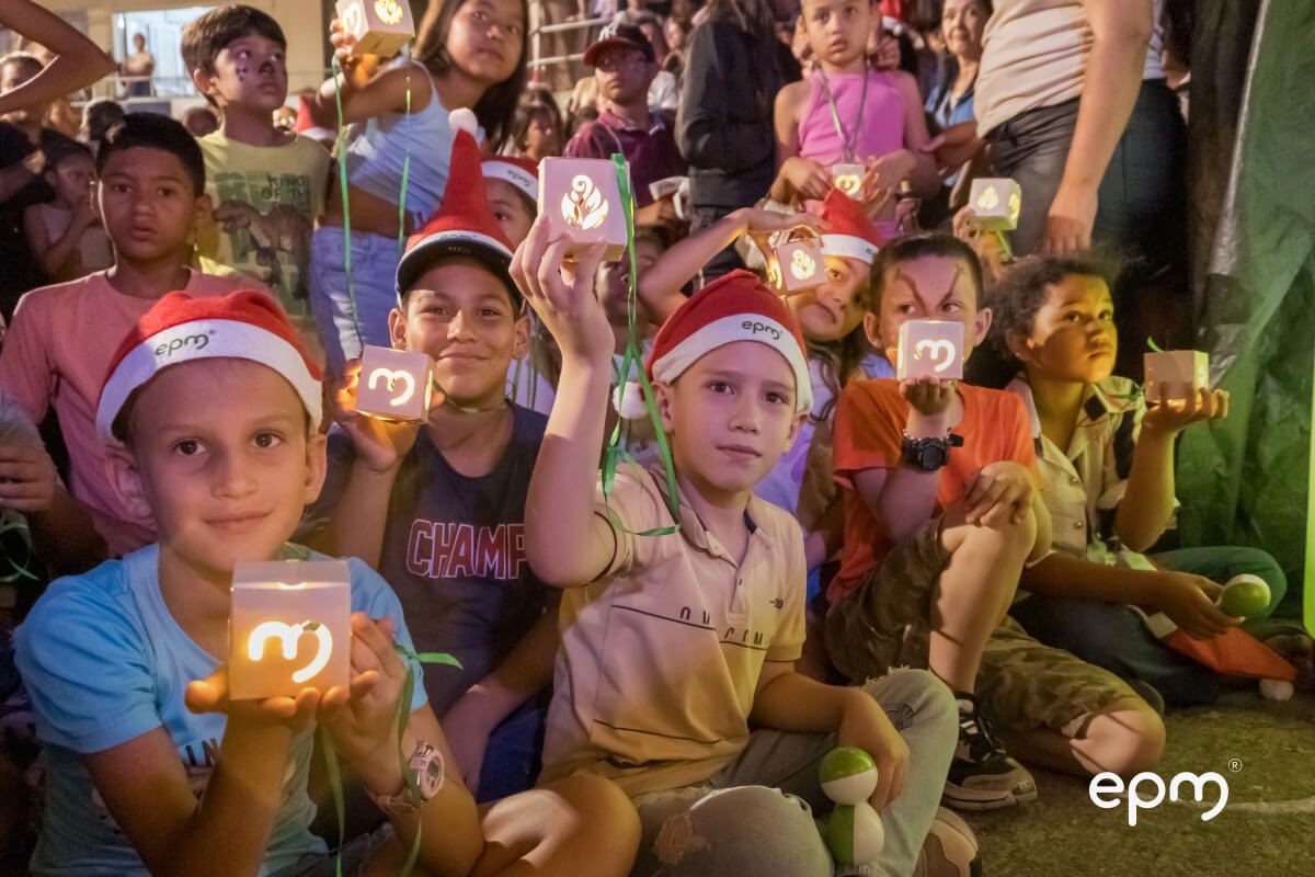 Fotografía de niños celebrando la navidad