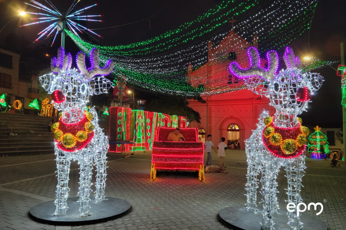 Varias figuras de Navidad iluminadas, incluyendo dos renos y un trineo