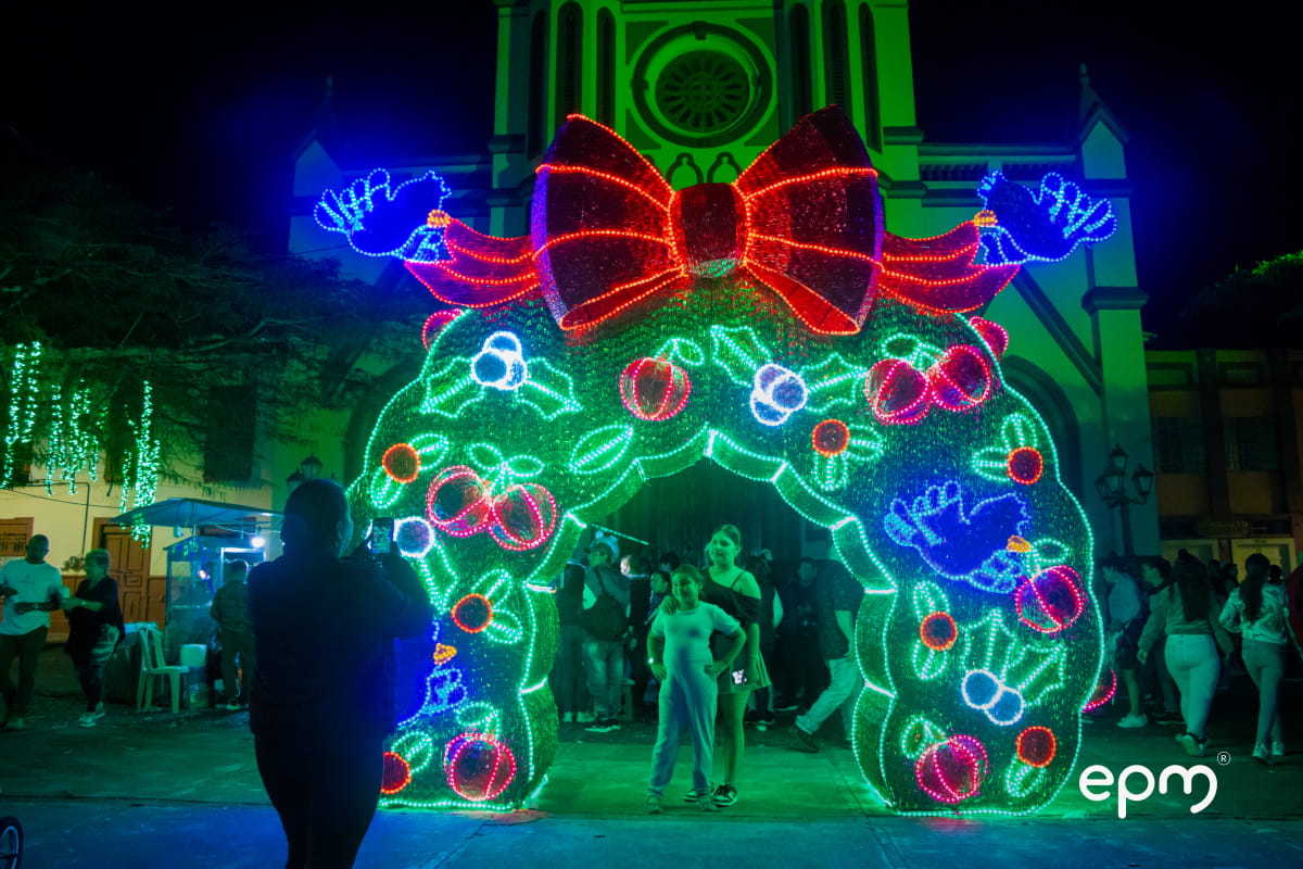 Un gran túnel de luces de Navidad sobre un sendero.