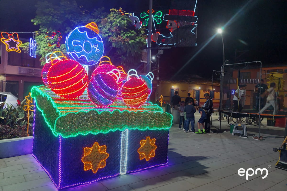Figuras de Navidad iluminadas, incluyendo un regalo