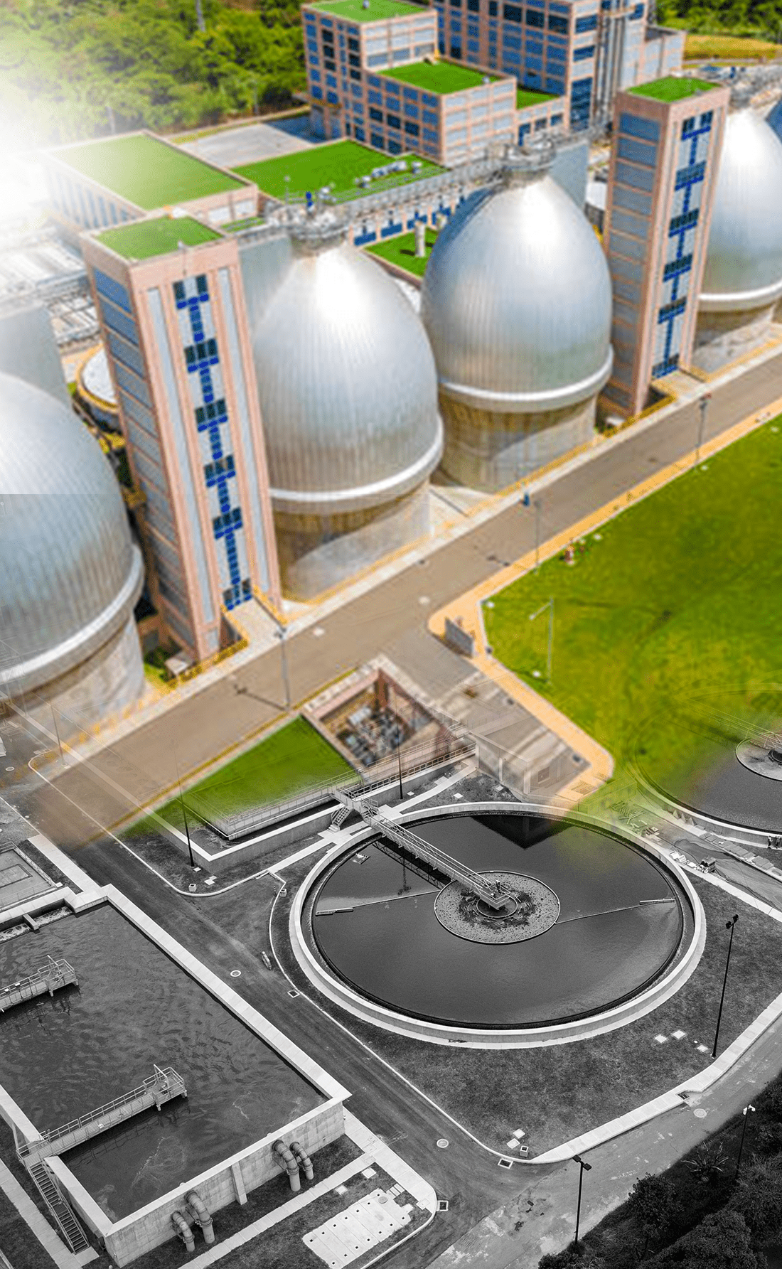 Vista aérea de una moderna planta de tratamiento de aguas, combinando áreas industriales y zonas verdes.