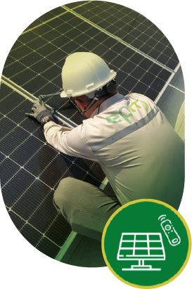Funcionario EPM instalando panel solar
