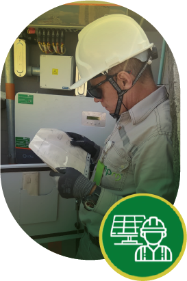 Funcionario EPM leyendo documento