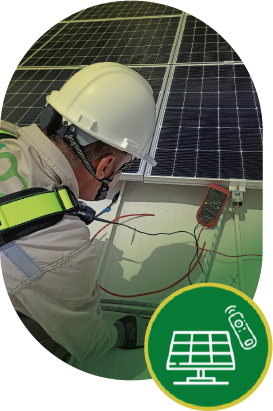 Funcionario EPM instalando panel solar