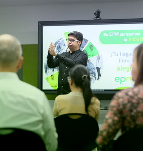 Lenguaje de señas en una capacitación de accesibilidad en el edificio de EPM