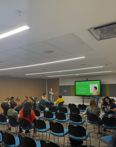 Grupo de personas reunidas en la capacitación de accesibilidad en el edificio de EPM