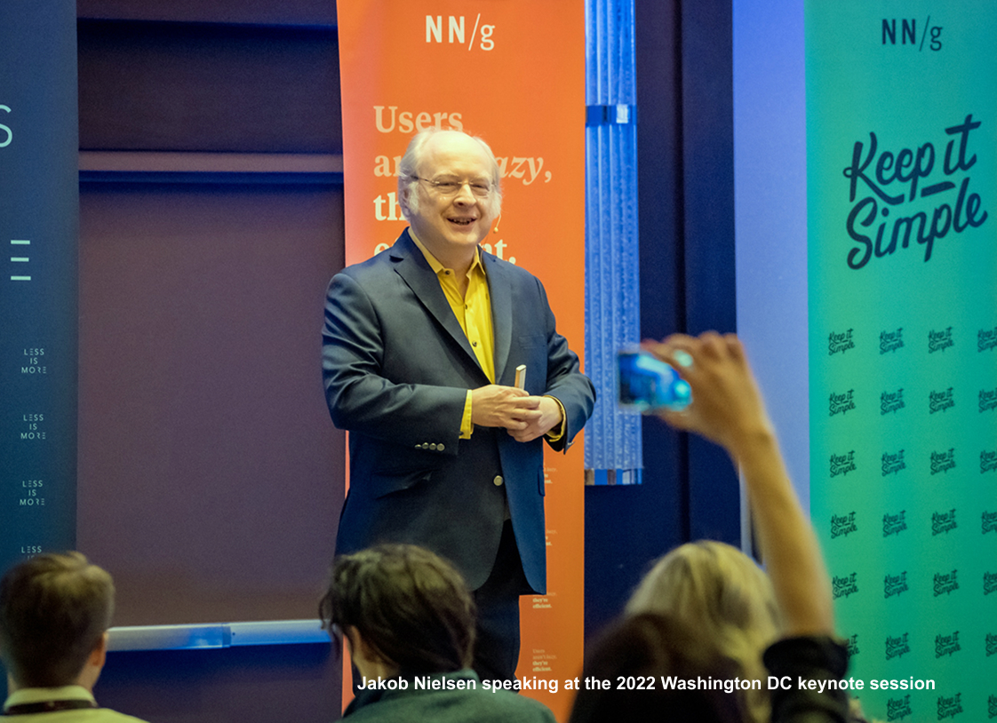 Retrato de Jakob Nielsen, dando una charla frente a una audiencia.