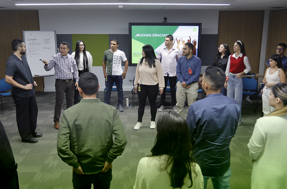 Miembros de epm, reunidos en una sala realizando un taller educativo