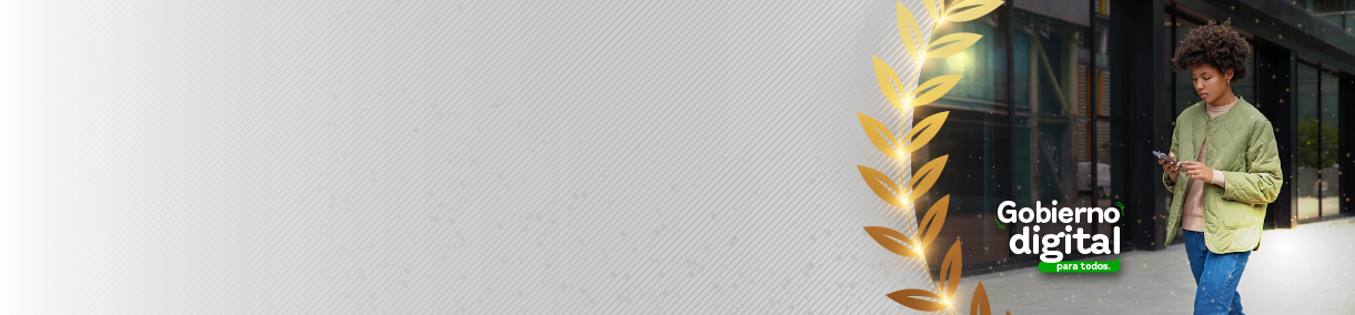 Persona mirando su celular mientras camina