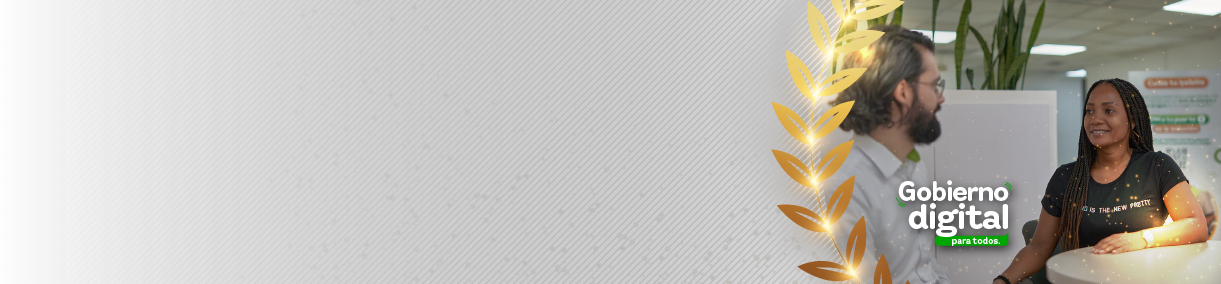 Hombre y mujer conversan en una oficina de atención al público