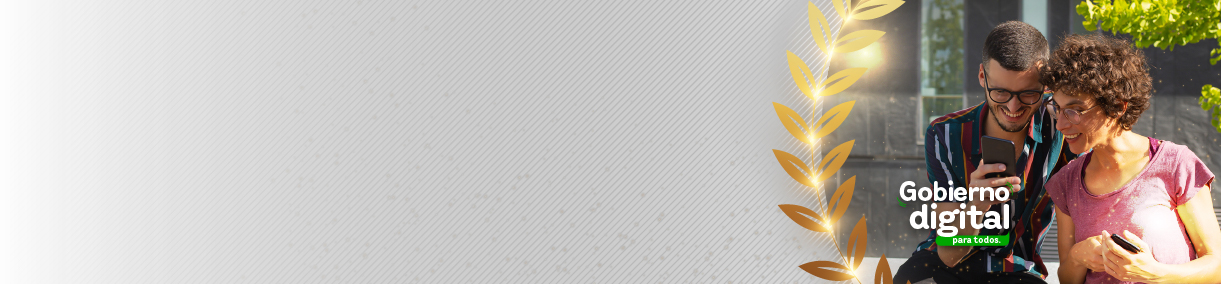 Dos personas mirando juntas la pantalla de un celular