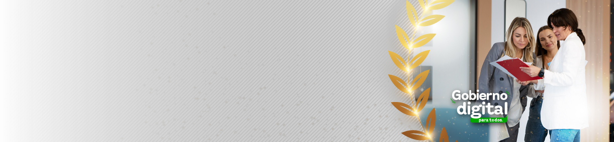 Tres personas revisan un documento en interior de oficina