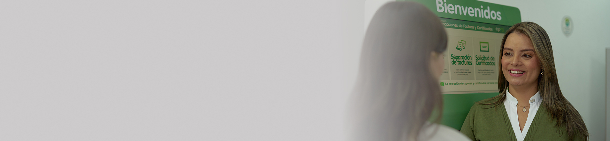 Trámites y servicios EPM. Imagen de trabajadora explica a usuaria de epm como realizar una solicitud