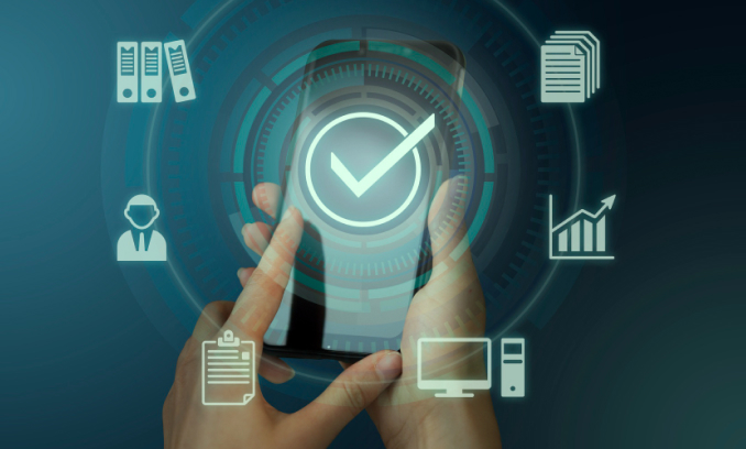 Manos sosteniendo un celular con íconos digitales de documentos, estadísticas y seguridad alrededor.