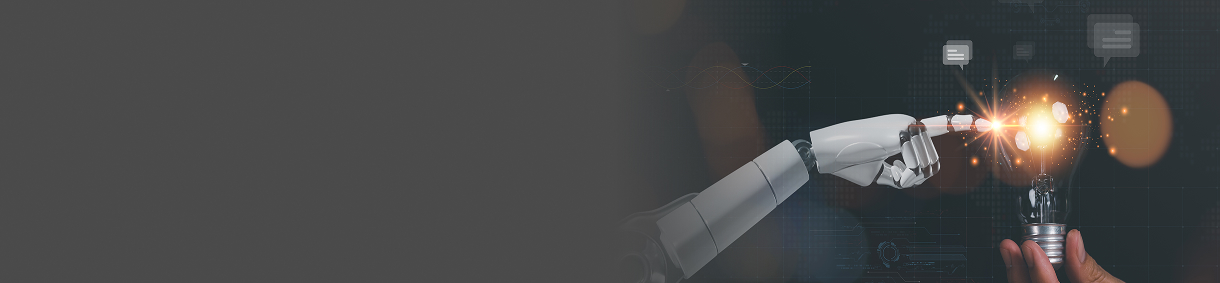 Mano humana y mano robótica tocando una bombilla encendida