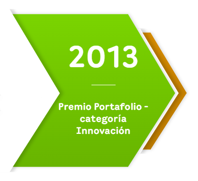 Reconocimiento del Premio Portafolio en la categoría de Innovación del año 2013, representado con una flecha verde y texto blanco sobre fondo blanco