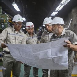 Personas leyendo un plano