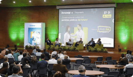 Auditorio de EPM durante el foro Innovar 2025, con panelistas y asistentes discutiendo sobre innovación y sostenibilidad en los servicios públicos