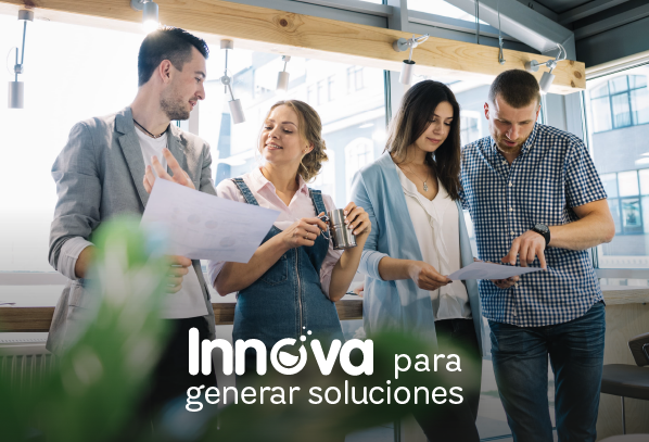 Equipo de trabajo analizando proyectos de innovación en oficina con la frase “Innova para generar soluciones”