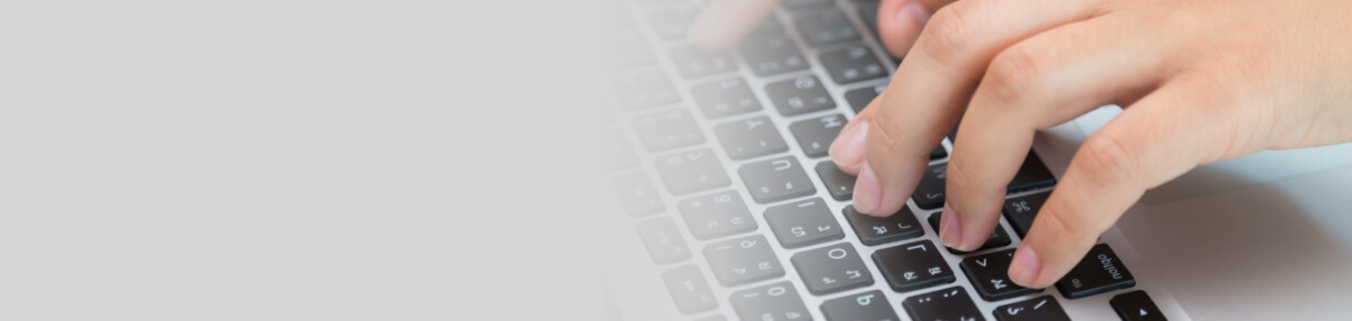 Acceso a Términos y condiciones, acompañado de una imagen de manos escribiendo en un teclado de portátil
