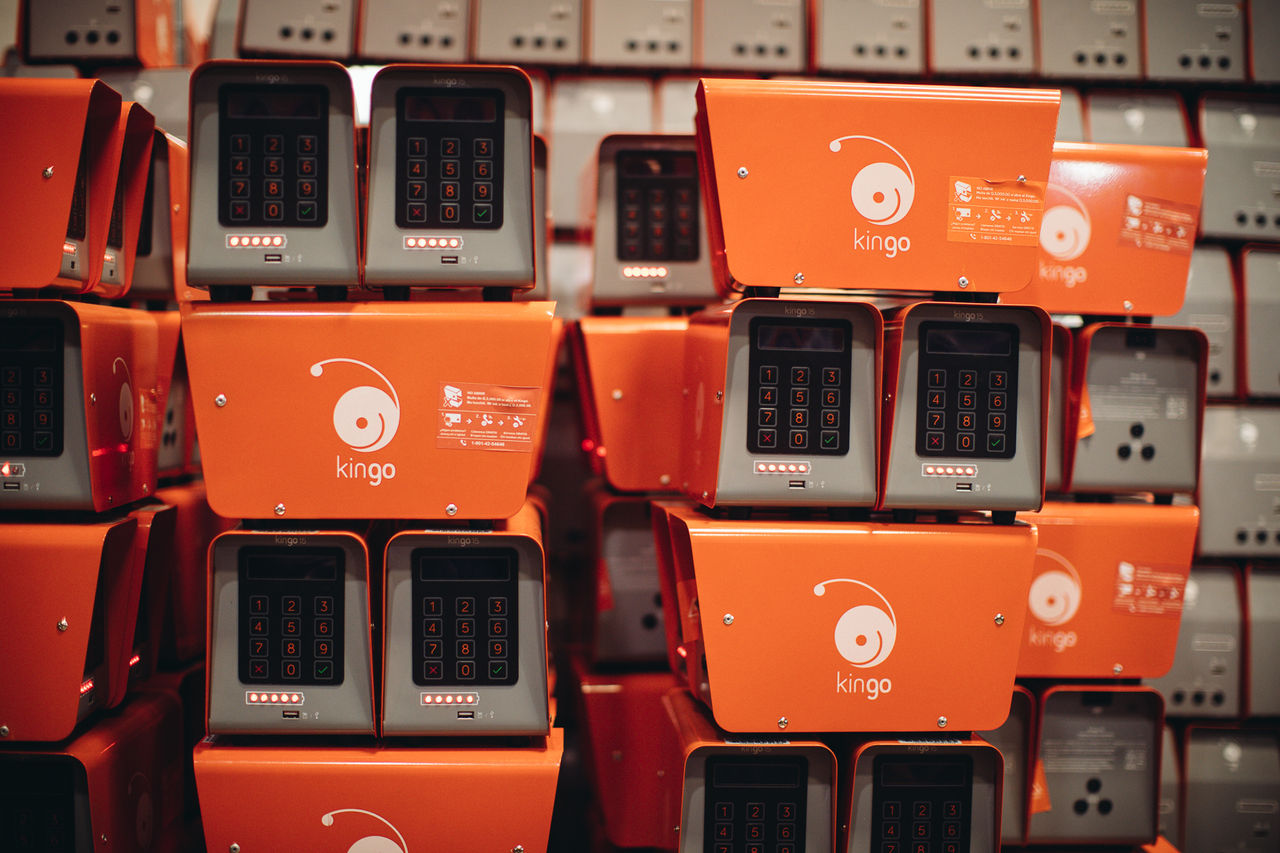 Dispositivos solares Kingo apilados, tecnología para suministro de energía limpia en comunidades sin acceso a la red eléctrica