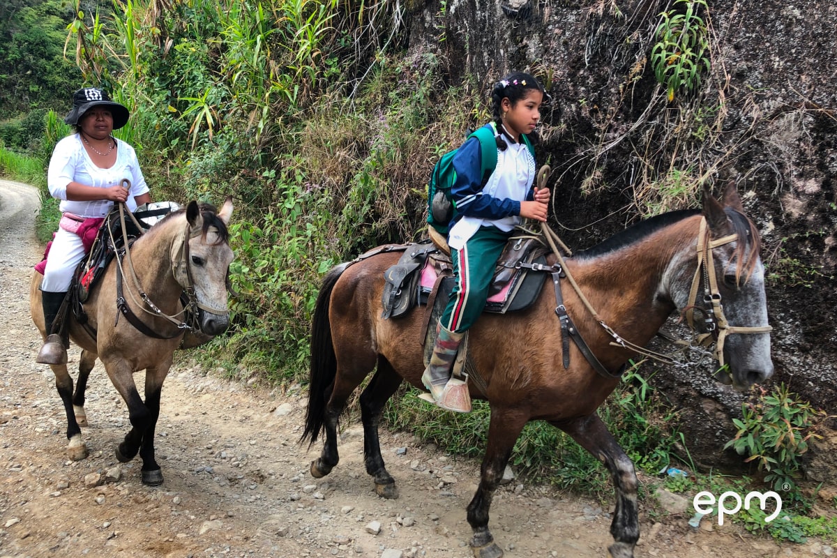 Derli de la Cruz Castillo y su hija Xiomara Correa, van camino a la Institución Educativa Ochalí, sede Espíritu Santo, en Yarumal, montando caballo
