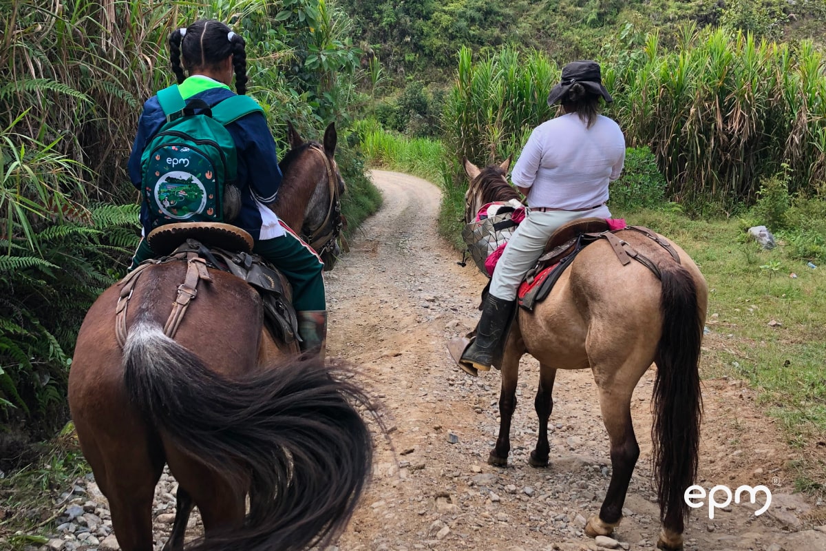 Derli de la Cruz Castillo y su hija Xiomara Correa, van camino a la Institución Educativa Ochalí, sede Espíritu Santo, en Yarumal, montando caballo