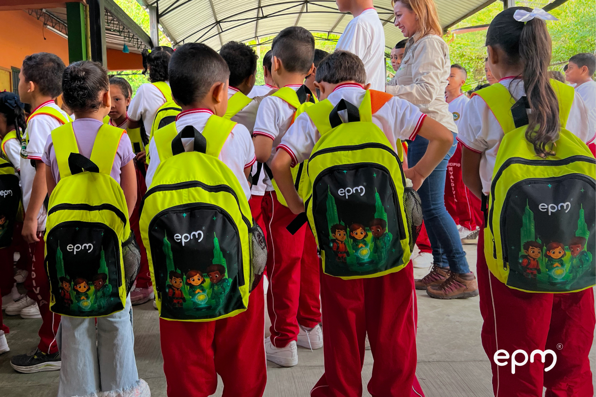 Niños de institución educativa con kits escolares de EPM