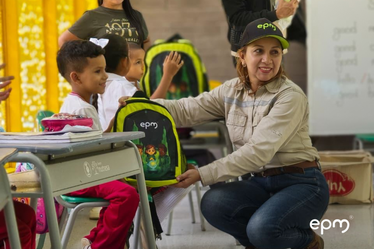 Personal de EPM compartiendo con niños del municipio de Liborina en entrega de kits escolares