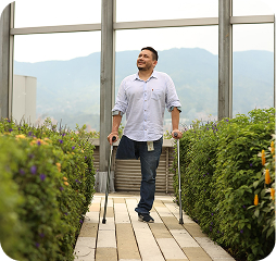 Hombre en muletas sonriendo