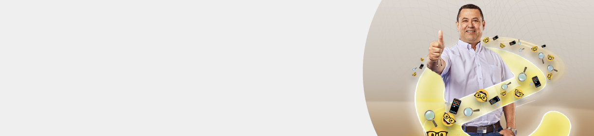 Hombre sonriente con camisa blanca dando pulgar arriba, rodeado de iconos de lupa y celular que representan búsqueda digital