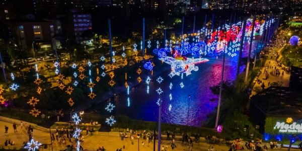 Alumbrados de noche en el rio Medellín 
