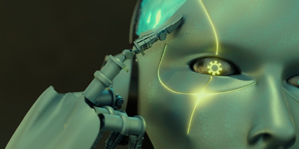 Primer plano de un rostro robótico con una mano mecánica tocando su sien y un engranaje brillante reflejado en su ojo