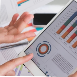 Persona leyendo informes en una tablet 