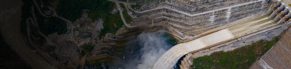 Vista aérea de la presa y el embalse del proyecto hidroeléctrico Ituango de EPM