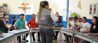 Imagen de una trabajadora de EPM dando charla