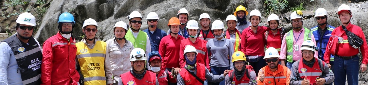 Acceso a 'Simulacro de evacuación', acompañado de una imagen de un grupo de personas con ropa de emergencia