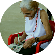 Proceso 1, Conocimiento. Mujer realizando un taller educativo de riegos