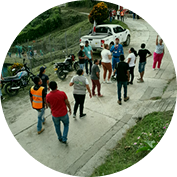Proceso 3, Manejo. Comunidad realizando un simulacro acompañado de la cruz roja
