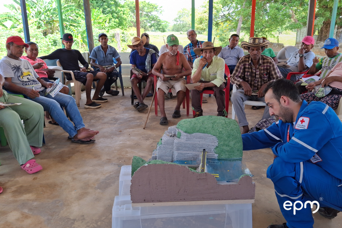 Miembro de la cruz roja realiza una capacitación de precaución de riesgos y desastres a la comunidad