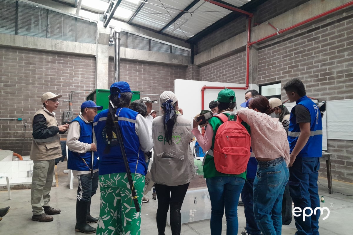 Grupo de personas reunidas realizando una capacitación