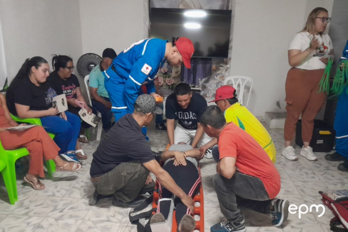 Miembro de la cruz roja realizando un simulacro de riesgos y desastres a la comunidad