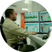 Proceso 1, Conocimiento del riesgo. Funcionario de epm frente al computador revisando la unidad de generación en el centro de monitoreo de Hidroituango