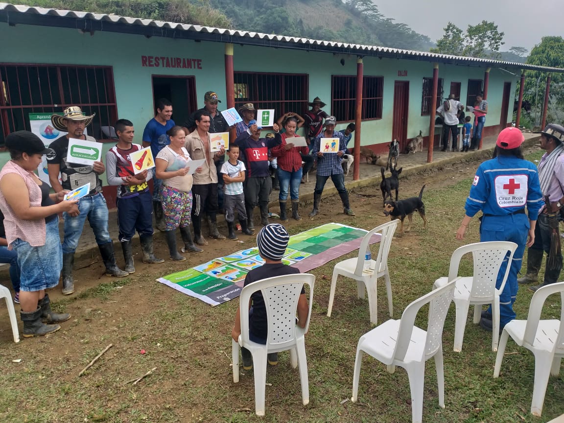 Imagen de comunidad realizando un taller con miembros de voceros comunitarios epm