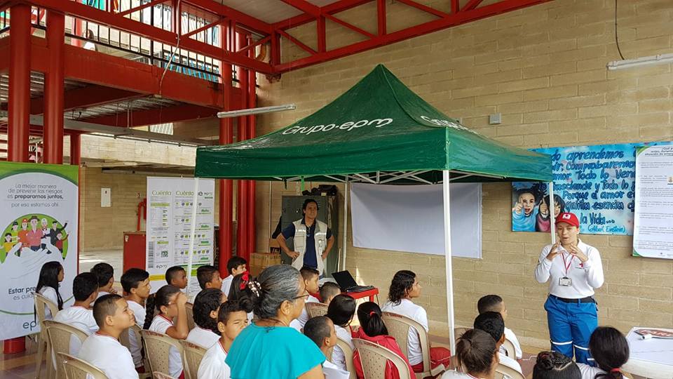 Funcionario de epm y miembro de la cruz roja dando una charla de primeros auxilios en colegio