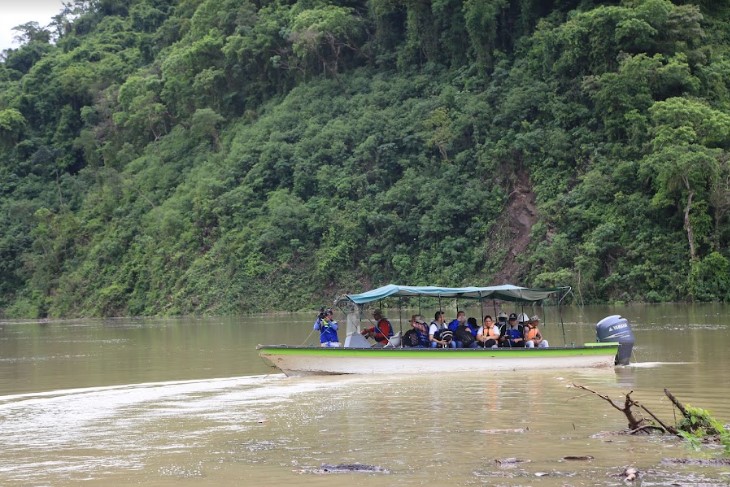 Grupo de personas en una lancha transportándose por el río cauca