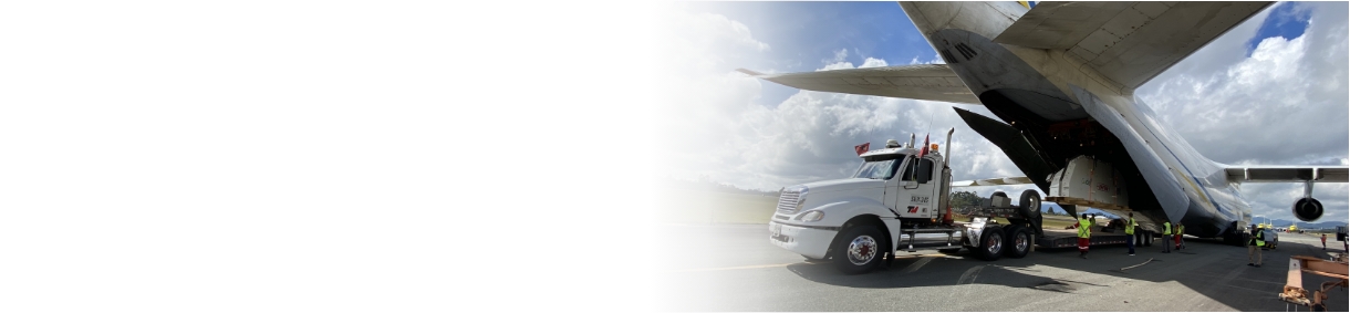  Avión descargando una compuerta con apoyo de un camión y personal en pista.